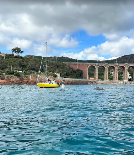Piloter un bateau sans permis à Agay — vue depuis le cockpit